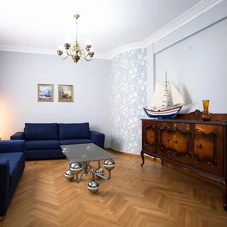 Penthouse Archeol Musiem, 3bdr, Big Balcony, Wifi 200 Mbps Fiber *